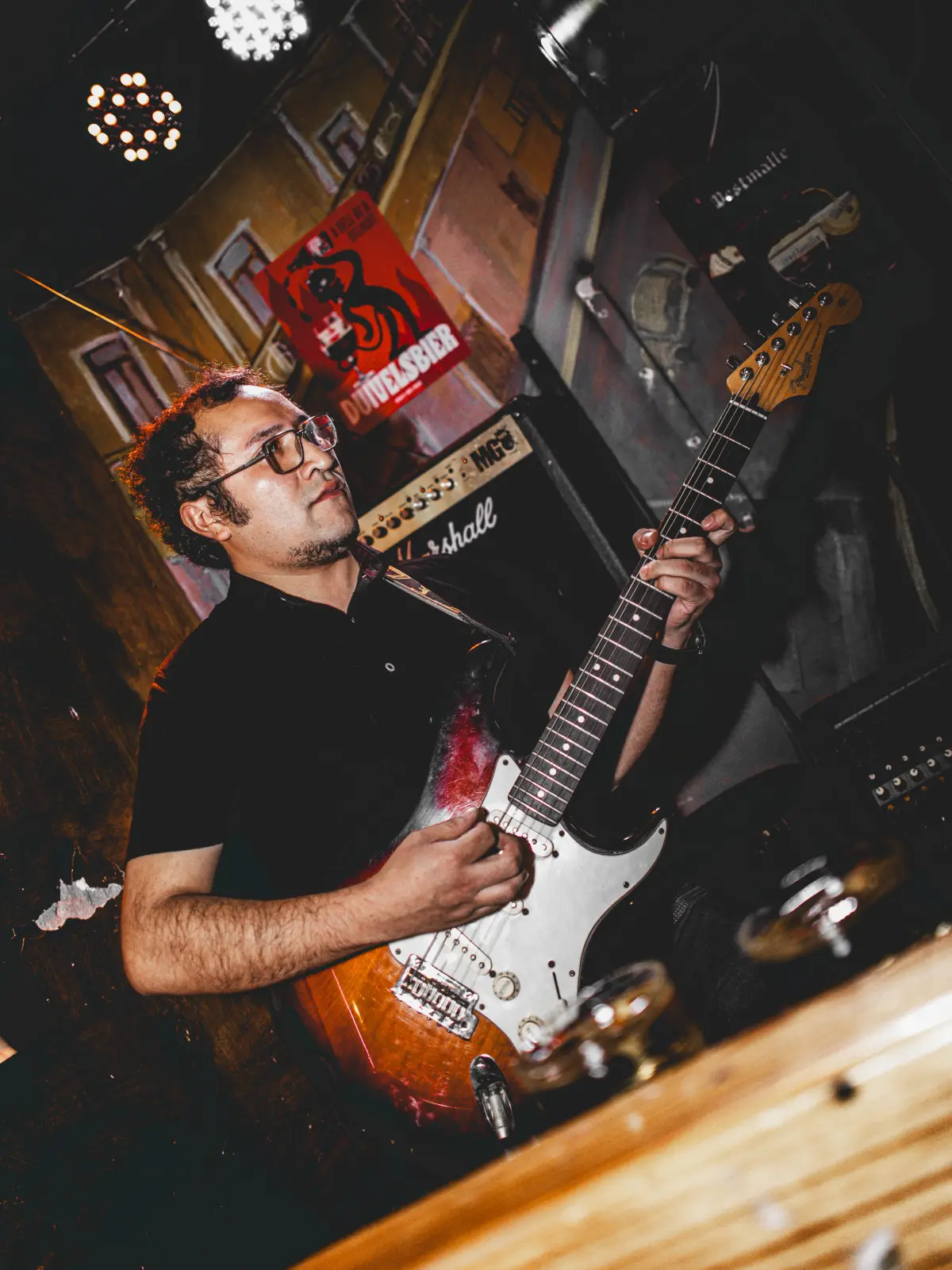 Músico tocando la guitarra en vivo en La Mandrágora