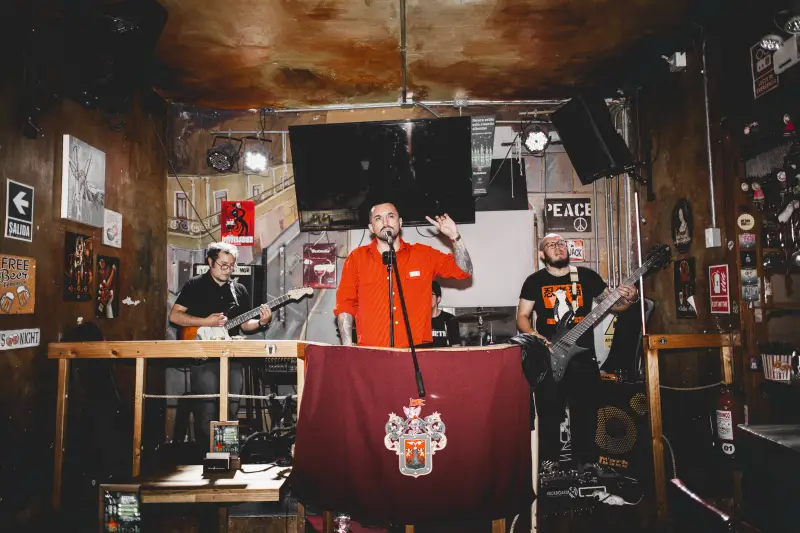 Banda tocando en vivo en La Mandrágora
