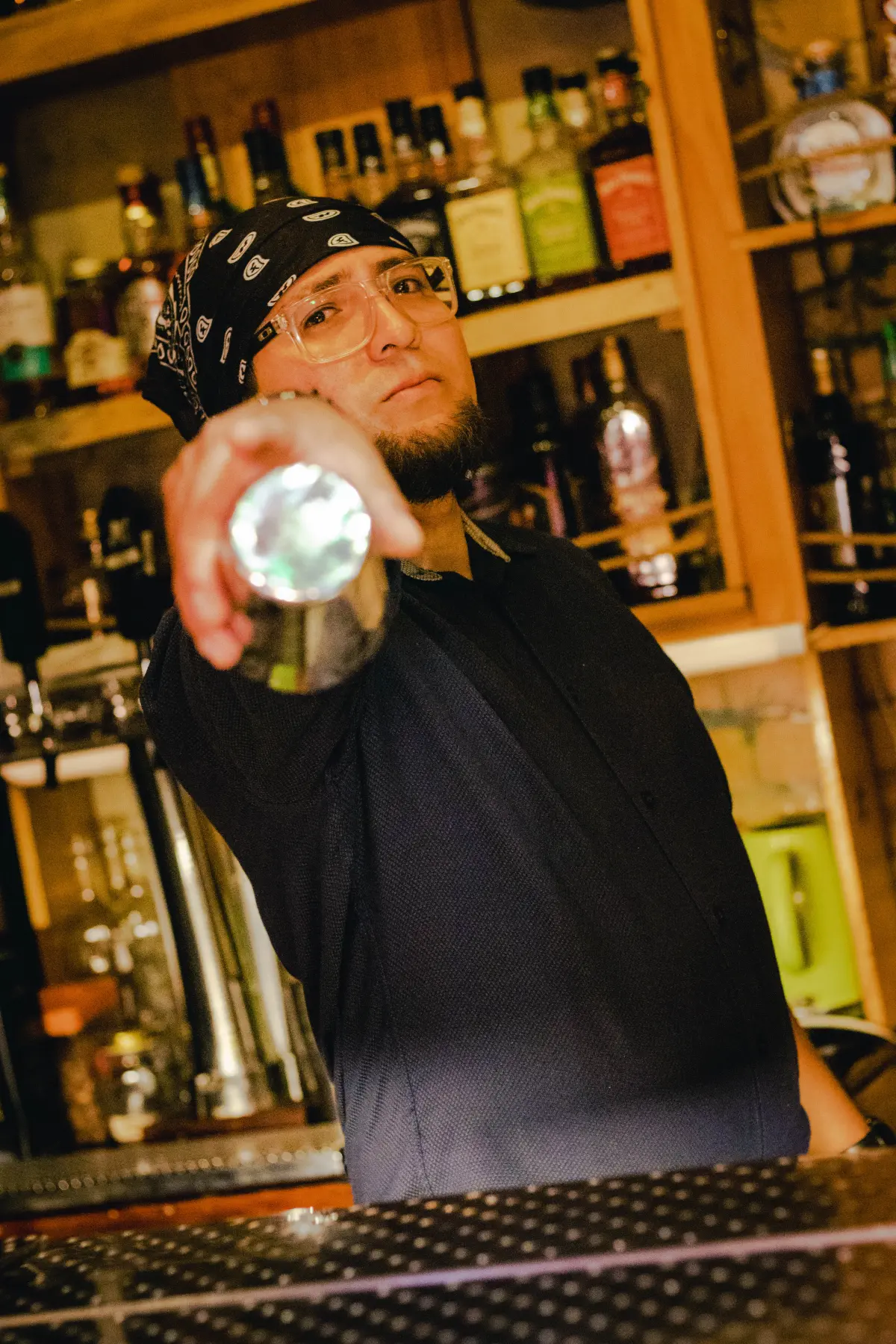 Bartender de La Mandrágora con coctelera