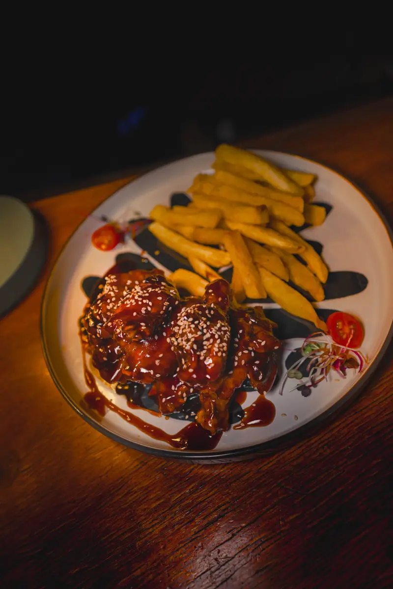 Costillas y alitas con papas fritas de La Mandrágora
